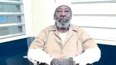 El prisionero Charles "Sonny" Burton con uniforme carcelario