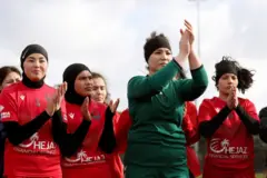 افغان ښځینه فوټبال لوبغاړې د طالبانو له بیا واکمنېدو وروسته هېواد پرېښودو ته اړ شوې.