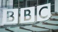 Logo BBC trên mặt tiền tòa nhà Broadcasting House ở London