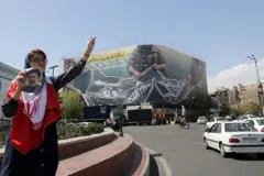 5 अप्रैल, 2026 को तेहरान के इंकलाब स्क्वायर पर टंगा एक विशाल बैनर, जिस पर लिखा है, 'होर्मुज़ बंद रहेगा; पूरी फ़ारस की खाड़ी हमारी शिकारगाह है.' 