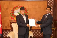 प्रधानमन्त्री प्रचण्डलाई राजीनामा बुझाउँदै एमाले मन्त्रीहरू