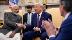 အိမ်ဖြူတော် ဘဲဥပုံအခန်းမှာတွေ့ခဲ့တဲ့ ထရမ့်နဲ့ မိုဒီ 