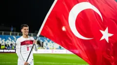 Arda Güler Kosova'da kupaya katılma başasını Türk bayrağı sallayarak kutluyor