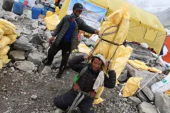 हिमालमा जम्मा भएको फोहोर सफाइ 