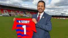 صورة لليوتيوبر المصري مروان سري وهو يحمل قميص نادي داغنهام وريدبريدج الإنجليزي بعدما أصبح أحد ملاكه