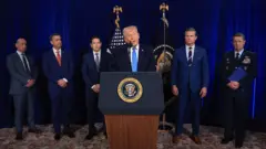 Trump e sua cúpula, na entrevista de imprensa em Mar-a-Lago, na Flórida (EUA)