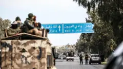 صورة لتعزيزات عسكرية سورية في طريقها إلى محافظة اللاذقية.
