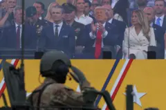 Vojnik salutira predsedniku Trampu na vojnoj paradi