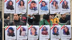 skup ljudi na trgu Kastelo u Torinu, Italija, 15. januara 2026. godine, na demonstracijama na kojima je iskazano protljenje teokratskom režimu u Iranu.