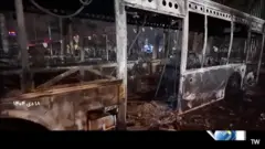 A televisão estatal iraniana exibe ônibus carbonizado, afirmando que as imagens foram feitas em Teerã em 10 de janeiro de 2026.