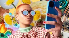 মোবাইল ফোন স্ক্রলিংয়ের ক্রিয়েটিভ ছবি