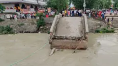 सारण में जनता बाज़ार में गंडकी नदी पर बना पुल.