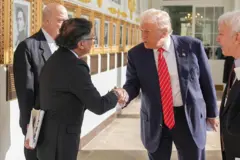 Gustavo Petro saluda as Donald Trump en su visita a la Casa Blanca en febrero de 2026.