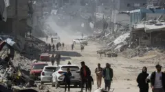 مشاهد لعودة النازحين إلى خان يونس بعد انسحاب الجيش الإسرائيلي