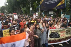 বিভিন্ন স্তরের এবং বয়সের মানুষ এই আন্দোলনে যোগ দিয়েছেন।