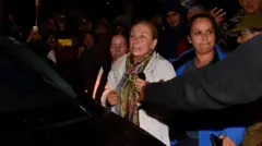 La esposa de Sebastián Piñera, Cecilia Morel, al llegar al centro médico donde fue trasladado el cuerpo del exmandatario tras el accidente. 