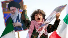 Un niño en una protesta este domingo en Teherán.