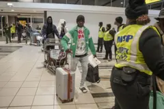 Pipo wey dey for inside airport wit dia bags dem