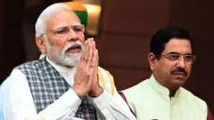 नरेंद्र मोदी और प्रल्हाद जोशी