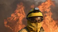 Ma'aikatan kashe gobra na ci gaba da kokarin shawo kan wutar da ke kamari