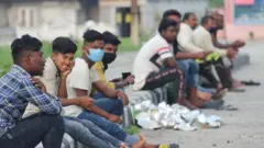 ভারতের পশ্চিমবঙ্গ থেকে নেপালে কাজ করতে যাওয়া কয়েক'শো শ্রমিক তাদের পরিবার ও শিশু সহ দুই দেশের সীমান্তে আটকিয়ে আছেন