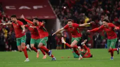 Jogadores de Marrocos comemoram a vitória na disputa de pênaltis na semifinal da Copa das Nações Africanas