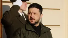 Зеленський в куртці хакі навпроти охоронця загадково дивиться вбік