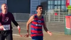 ولي محمد نوري هغه افغان ځوان دی چې په سترګو ړوند دی خو د ځغاستې په بهرنیو سیالیو کې يې ګڼ مډالونه ګټلي دي.