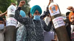 পাঞ্জাবের অমৃতসরে বিধানসভার বাইরে অক্সিজেনের দাবিত বিক্ষোভ