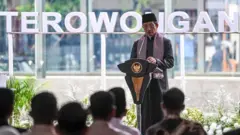 Menteri Agama Nasaruddin Umar memberikan sambutan saat peresmian Terowongan Silaturahim di Halaman Masjid Istiqlal, Jakarta, Kamis (12/12/2024).