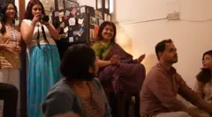 अजनबियों को घर बुला रहे ये लोग