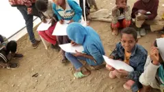 በደብረ ብርሃን በጊዜያዊ መጠለያ ያሉ ሕጻናት ሃሳባቸውን በሥዕል ሲያሰፍሩ