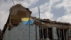 6 Nisan 2022, Harkov'un dışındaki Derhaçi kasabasında hasar gören bir yönetim binası.