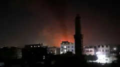 米英軍の空爆の様子（サヌア、24日）