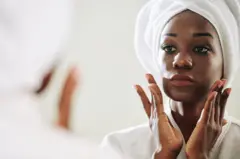 Femme devant un miroir