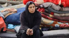 Uma mulher palestina sentada