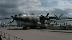 Великий літак Ан-22 на злітному полі