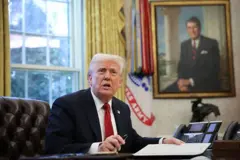 Donald Trump assinando uma ordem executiva no Salão Oval da Casa Branca em 26 de março de 2025