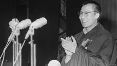 ल्हासा में एक आधिकारिक समारोह में संबोधन देते दलाई लामा (12 जुलाई, 1956).