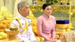 Aworan Ọba Maha Vajiralongkorn ati iyawo rẹ ọgagun Suthida Vajiralongkorn.