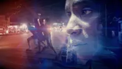 Bir yaz, arkada kaçan çocuklar. Mavi kırmızı filtre. 