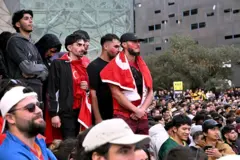14 Haziran 2026 tarihinde Melbourne'daki Federation Square'de düzenlenen halka açık izleme etkinliği sırasında, Türk taraftarlar dev ekranda Avustralya ile Türkiye arasında oynanan 2026 FIFA Dünya Kupası D Grubu maçı yayınını izliyor.