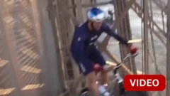 ஐஃபிள் டவரில் சைக்கிளிலேயே ஏறி உலக சாதனை