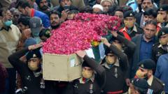 سیاسی مخالفت  یا مقامی آبادی کا بے گھر ہونے کا خوف: پاکستانی فوج کو شدت پسندوں کے خلاف لڑائی میں کِن چیلنجز کا سامنا ہے؟