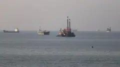 Seis barcos navegan el lunes por el estrecho de Ormuz, cerca de Bandar Abbas (Irán).