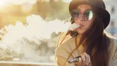 ઇ સિગરેટ પીતી એક મહિલા