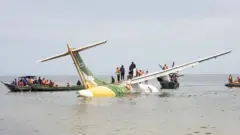 Самолет и лодки