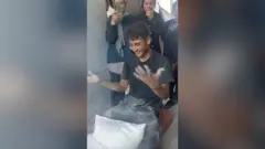 Radost porodice u Gazi posle nabavke brašna