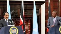 Ba Perezida Mohamed Abdullahi (ibumoso) wa Somalia na Uhuru Kenyatta wa Kenya. Ibihugu byombi bimaze amezi bifitanye amakimbirane