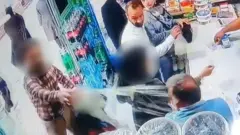 رجل يلقي اللبن على امرأتين غير محجبتين في إيران
